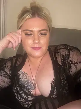 Snapshot of Blondiee3088 chatting on 01.10.25 Blondiee3088 online show from 01.10.25