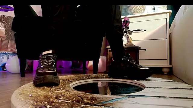 FeetVibe online show from 12.17.25