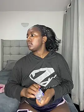 Snapshot of prettiepearl chatting on 09.08.25 prettiepearl online show from 09.08.25