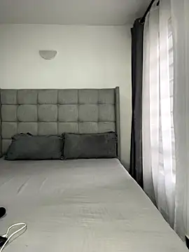 Snapshot of prettiepearl chatting on 10.19.25 prettiepearl online show from 10.19.25