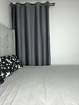 Snapshot of prettiepearl chatting on 11.15.25 prettiepearl online show from 11.15.25