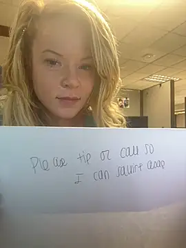 Snapshot of EllaSnow chatting on 03.06.25 EllaSnow online show from 03.06.25