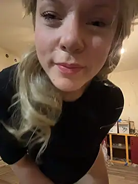 Snapshot of EllaSnow chatting on 03.04.26 EllaSnow online show from 03.04.26