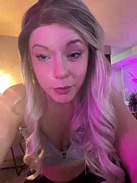 Snapshot of EllaSnow chatting on 03.13.26 EllaSnow online show from 03.13.26