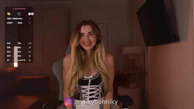 Snapshot of Coconutkittyy chatting on 03.04.25 Coconutkittyy online show from 03.04.25