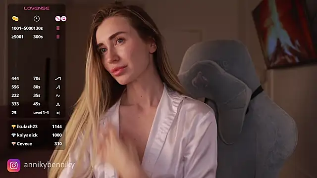 Snapshot of Coconutkittyy chatting on 03.18.25 Coconutkittyy online show from 03.18.25