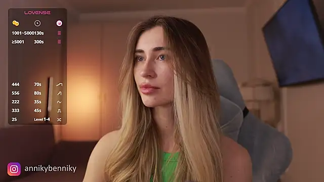 Snapshot of Coconutkittyy chatting on 03.22.25 Coconutkittyy online show from 03.22.25