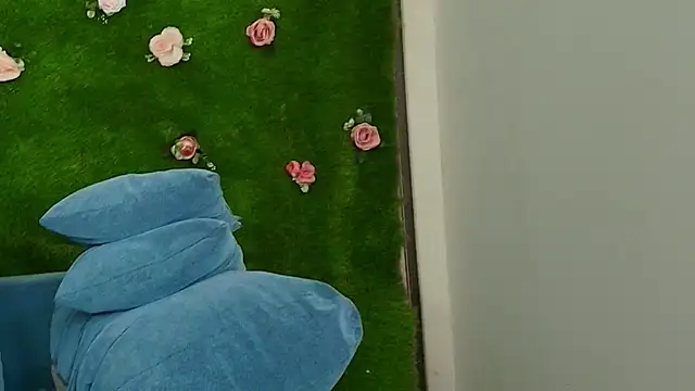 Huge Titties  online show from 11.28.25