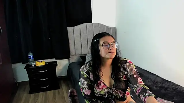 Snapshot of lorymoon chatting on 01.11.25 lorymoon online show from 01.11.25