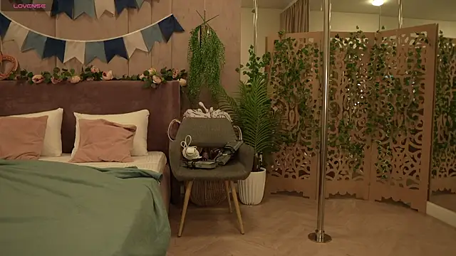 Snapshot of Smiley_Mia chatting on 10.02.25 Smiley Mia online show from 10.02.25