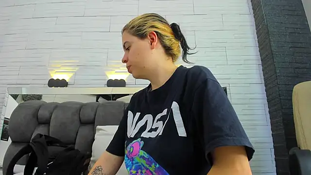 Snapshot of dorothy_vegga chatting on 12.17.25 dorothy vegga online show from 12.17.25