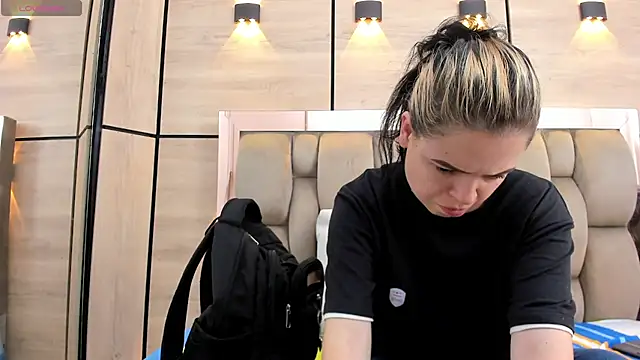 Snapshot of dorothy_vegga chatting on 12.19.25 dorothy vegga online show from 12.19.25