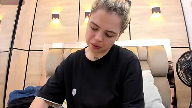 Snapshot of dorothy_vegga chatting on 12.20.25 dorothy vegga online show from 12.20.25