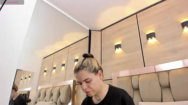 Snapshot of dorothy_vegga chatting on 12.21.25 dorothy vegga online show from 12.21.25