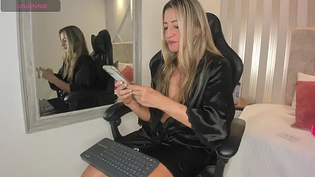 Tayra Pradit online show from 01.30.25