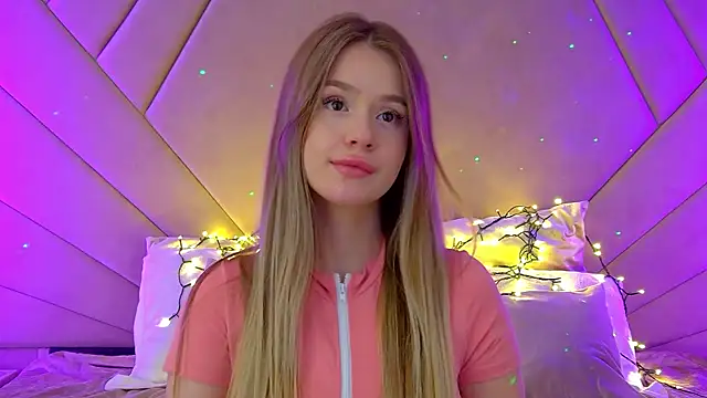 Snapshot of MilanaBalmain chatting on 03.10.25 MilanaBalmain online show from 03.10.25