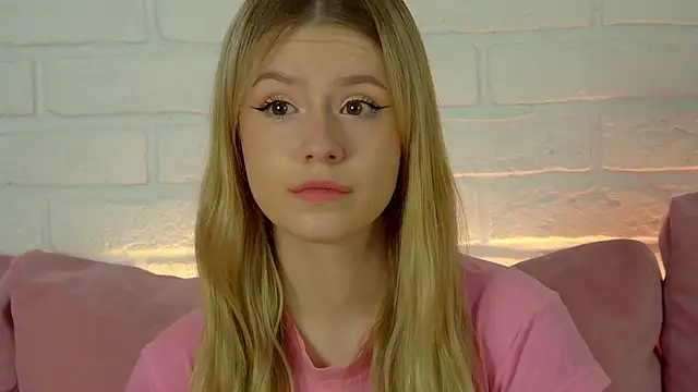 Snapshot of MilanaBalmain chatting on 09.21.25 MilanaBalmain online show from 09.21.25