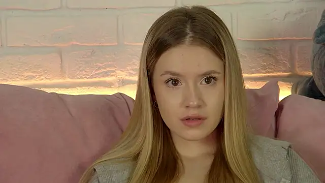 Snapshot of MilanaBalmain chatting on 10.15.25 MilanaBalmain online show from 10.15.25