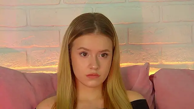 Snapshot of MilanaBalmain chatting on 10.22.25 MilanaBalmain online show from 10.22.25