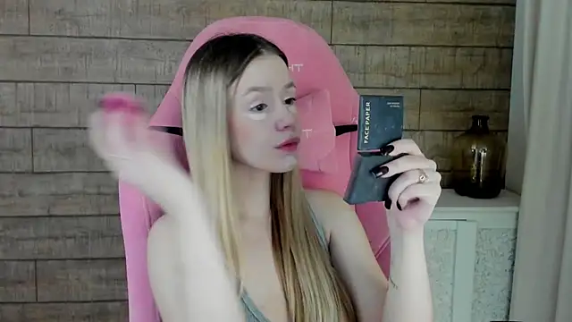 Snapshot of MilanaBalmain chatting on 11.16.25 MilanaBalmain online show from 11.16.25