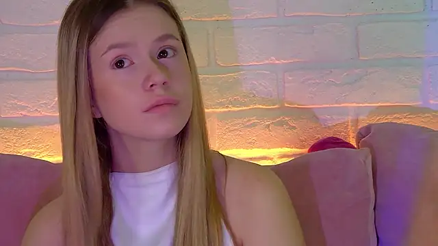 Snapshot of MilanaBalmain chatting on 11.17.25 MilanaBalmain online show from 11.17.25