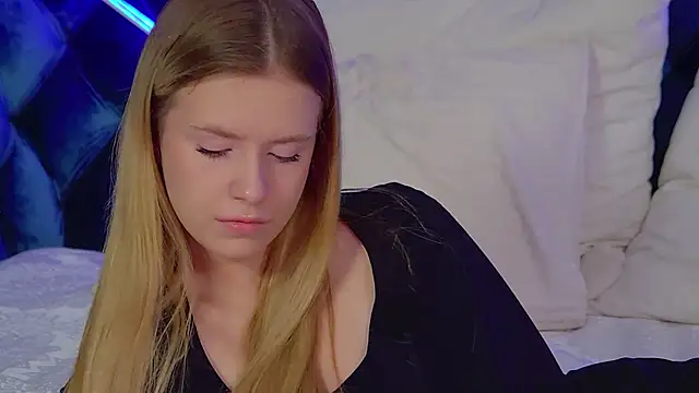 Snapshot of MilanaBalmain chatting on 11.23.25 MilanaBalmain online show from 11.23.25