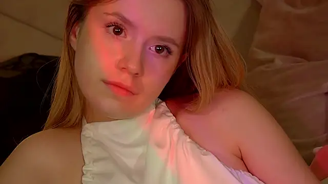 Snapshot of MilanaBalmain chatting on 11.25.25 MilanaBalmain online show from 11.25.25