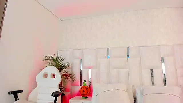 im nika  online show from 10.31.25