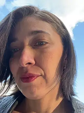 Snapshot of adarussell chatting on 09.27.25 adarussell online show from 09.27.25