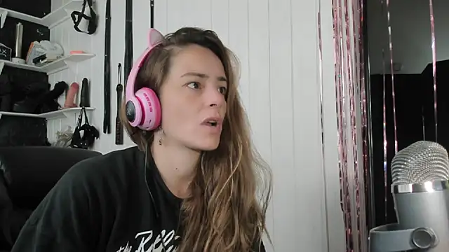 Snapshot of jessiburningheels chatting on 11.07.25 jessiburningheels online show from 11.07.25