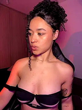 Crystal Dluna online show from 11.10.25