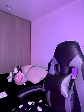 Crystal Dluna online show from 11.12.25