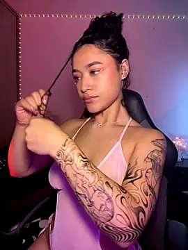 Crystal Dluna online show from 12.04.25