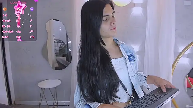 Snapshot of Venusflame__ chatting on 03.17.25 Venusflame online show from 03.17.25