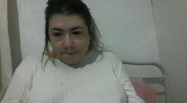 Snapshot of CamilaCherryX chatting on 01.14.25 CamilaCherryX online show from 01.14.25