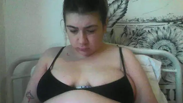 Snapshot of CamilaCherryX chatting on 10.06.25 CamilaCherryX online show from 10.06.25