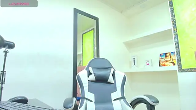 Snapshot of zoe_connor19 chatting on 11.26.25 zoe connor19 online show from 11.26.25