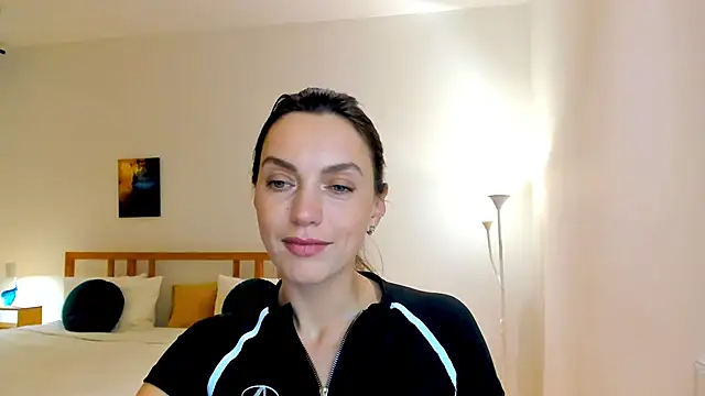 Snapshot of LovelyeeMia chatting on 12.06.24 LovelyeeMia online show from 12.06.24