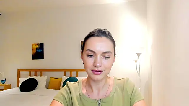 Snapshot of LovelyeeMia chatting on 12.10.24 LovelyeeMia online show from 12.10.24