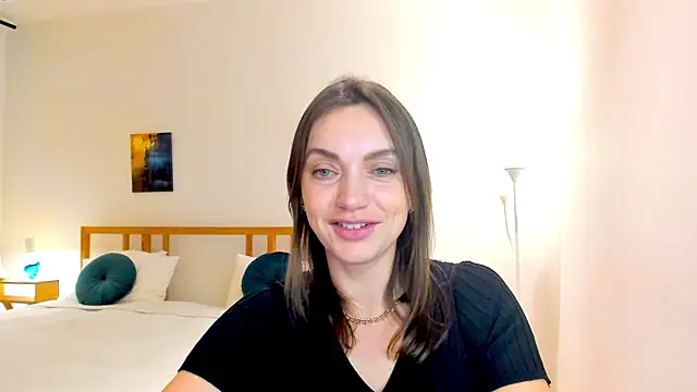 Snapshot of LovelyeeMia chatting on 12.11.24 LovelyeeMia online show from 12.11.24