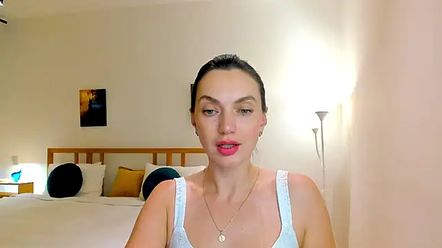 Snapshot of LovelyeeMia chatting on 12.12.24 LovelyeeMia online show from 12.12.24