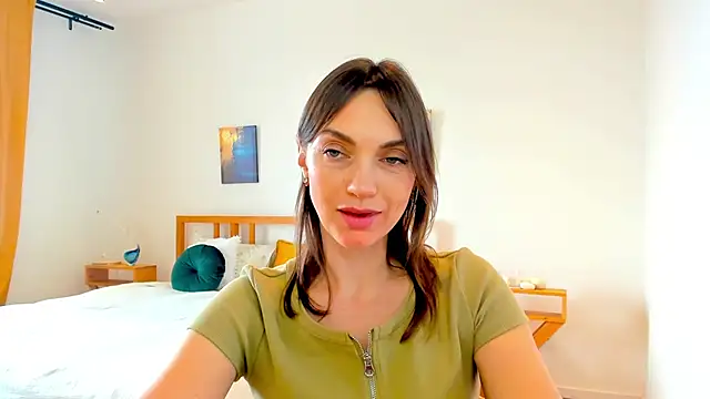 Snapshot of LovelyeeMia chatting on 12.18.24 LovelyeeMia online show from 12.18.24