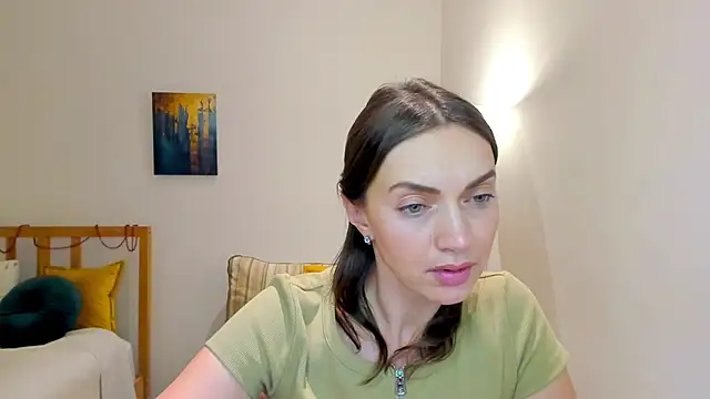 Snapshot of LovelyeeMia chatting on 12.29.24 LovelyeeMia online show from 12.29.24