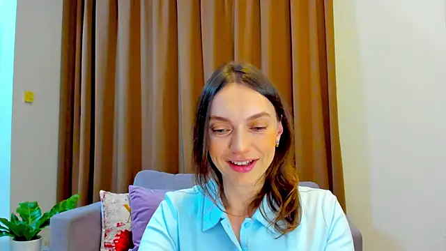 Snapshot of LovelyeeMia chatting on 10.05.25 LovelyeeMia online show from 10.05.25