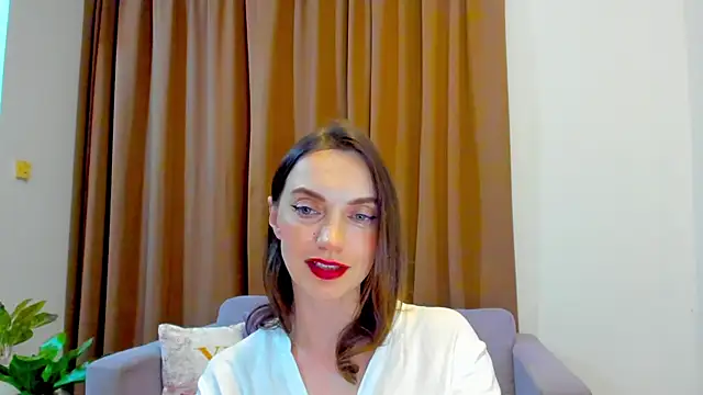 Snapshot of LovelyeeMia chatting on 10.18.25 LovelyeeMia online show from 10.18.25