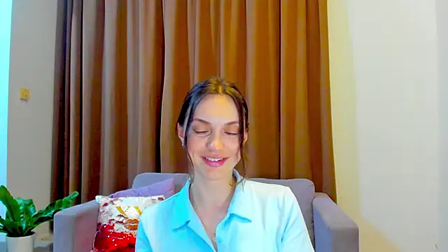 Snapshot of LovelyeeMia chatting on 10.28.25 LovelyeeMia online show from 10.28.25