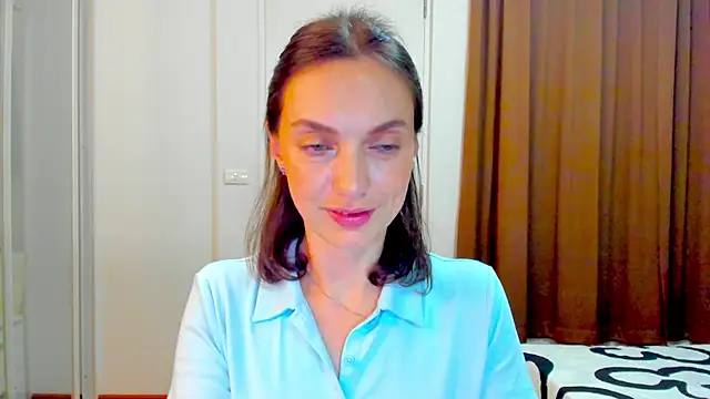 Snapshot of LovelyeeMia chatting on 11.14.25 LovelyeeMia online show from 11.14.25