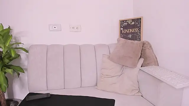 Snapshot of lulu_rrussell chatting on 02.05.25 lulu rrussell online show from 02.05.25