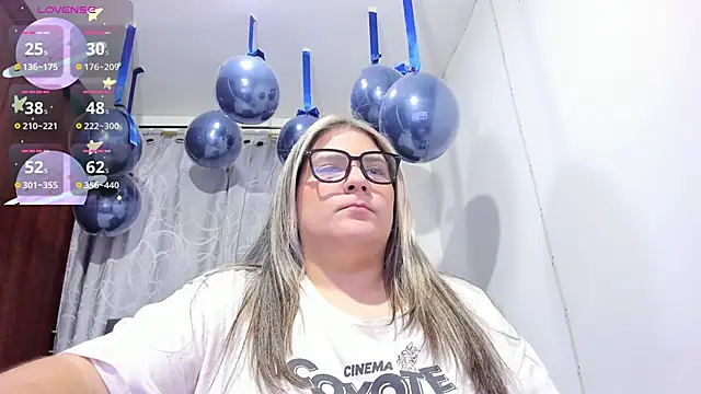 Snapshot of shantal_smith9 chatting on 11.22.25 shantal smith9 online show from 11.22.25