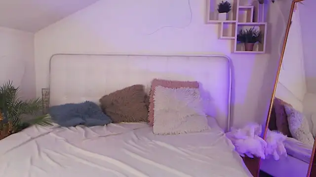 AuroraAksnesss online show from 03.19.25